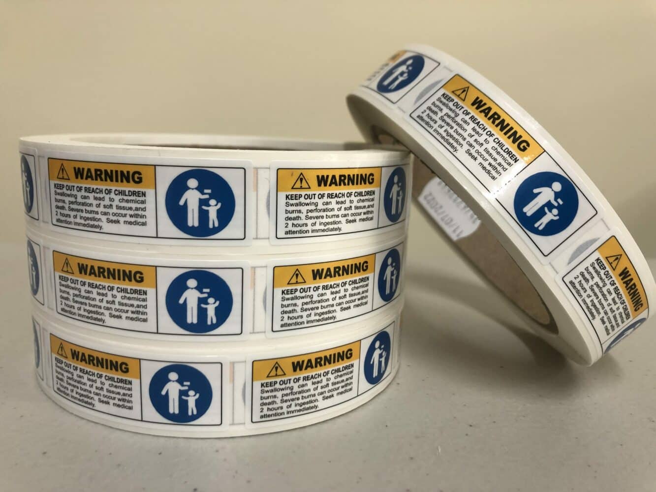 Button Battery Keep Out Of Reach Sticker Roll of 500 IN16302